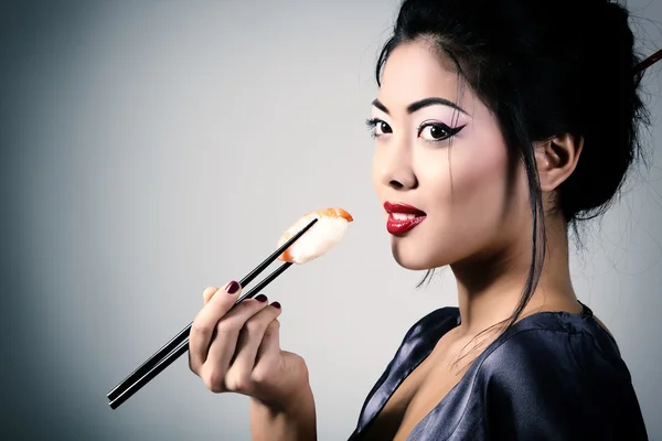 Suşi yiyen Asyalı kadın. — Stok fotoğraf