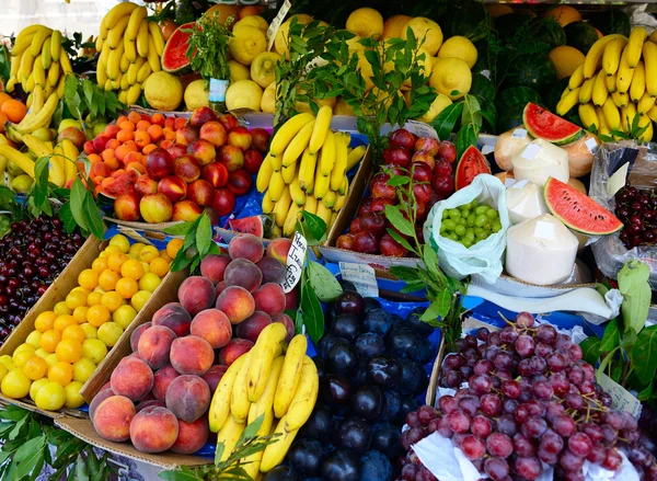 Frutas e produtos hortícolas no mercado — Fotografia de Stock