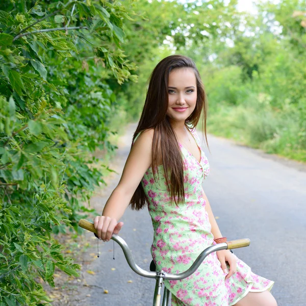 Bella donna con bicicletta retrò — Foto Stock