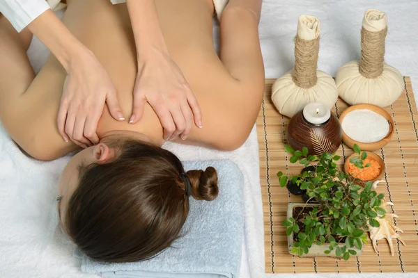Mujer en el salón de spa recibe masaje — Foto de Stock