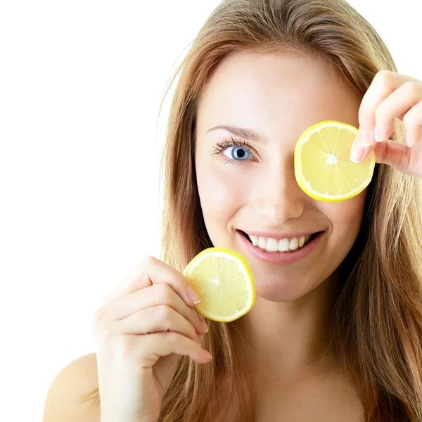 Menina sorridente com limão — Fotografia de Stock