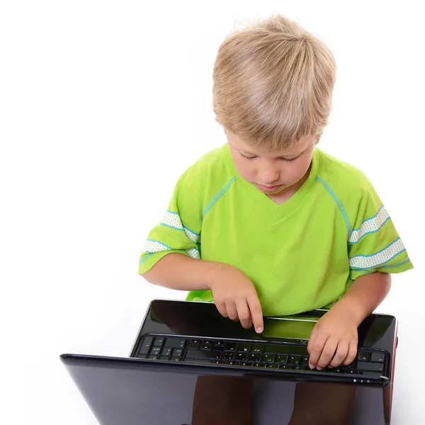 Slimme schooljongen met het oogmerk laptop — Stockfoto