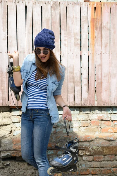 Mädchen mit Rollschuhen — Stockfoto