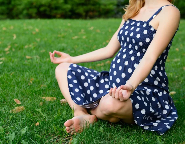 Femme enceinte se détendre dans la méditation — Photo