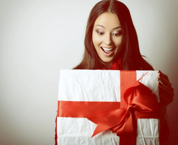 Excited woman open gift box — Stock Photo, Image