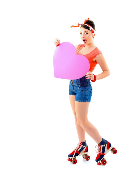Dívka v kolečkové brusle drží srdce — Stock fotografie