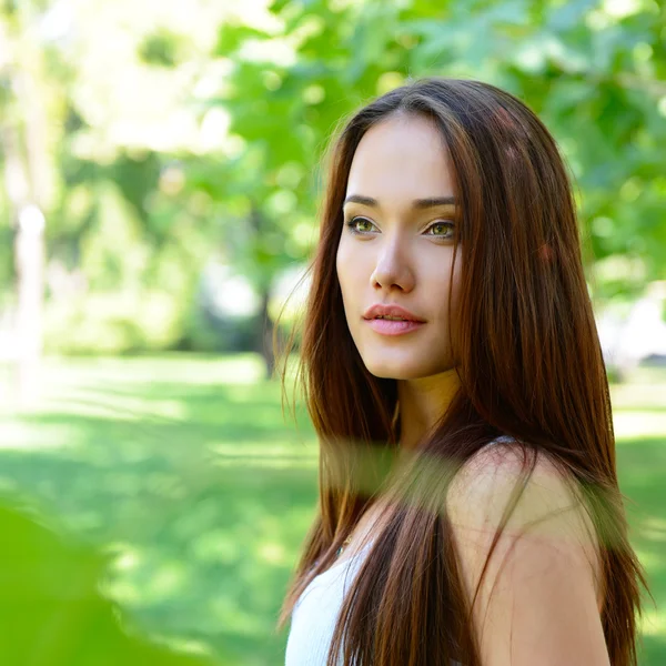 Jeune fille aux longs cheveux bruns — Photo