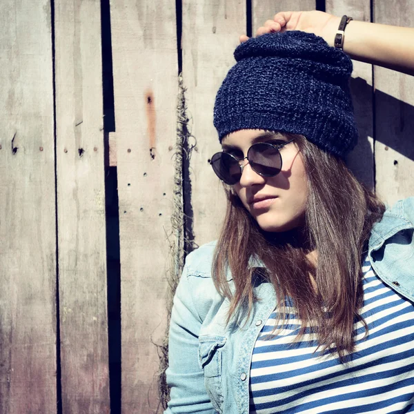 Hermosa chica cool en sombrero — Foto de Stock