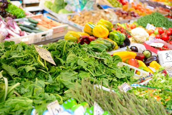Frutas y hortalizas en el mercado — Foto de Stock