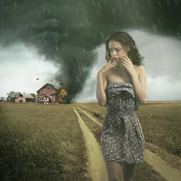 Торнадо разрушает дом женщины — стоковое фото