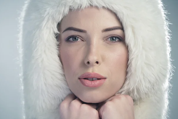 Jeune femme portant une casquette en fourrure blanche — Photo