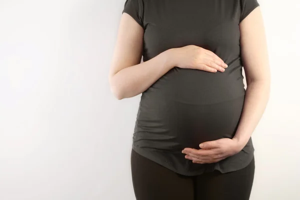 Femme enceinte touchant son ventre — Photo
