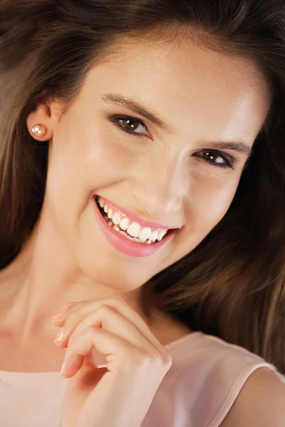 Joven mujer sonriendo —  Fotos de Stock