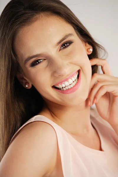 Retrato de uma jovem mulher sorrindo — Fotografia de Stock