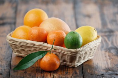 Tahta bir masanın üzerinde turunçgil sepeti