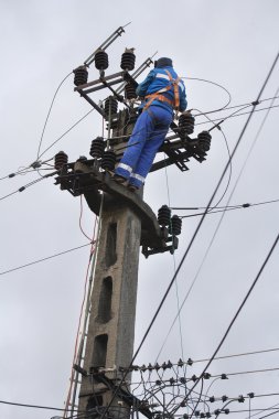 iş yerinde elektrikçi