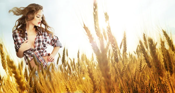 Vrouw in een tarweveld — Stockfoto