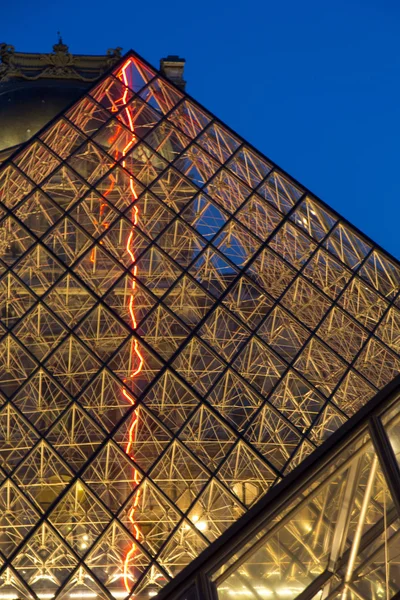 Museu do Louvre à noite — Fotografia de Stock