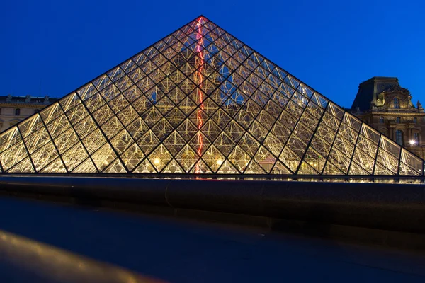 Louvremuseum per nacht — Stockfoto