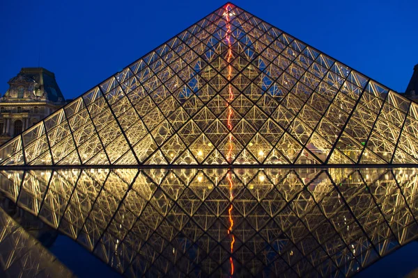 Louvre Múzeum-éjszaka — Stock Fotó