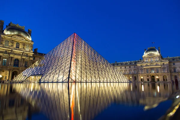 Louvre Múzeum-éjszaka — Stock Fotó