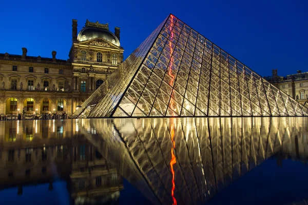 Muzeum Louvre v noci — Stock fotografie