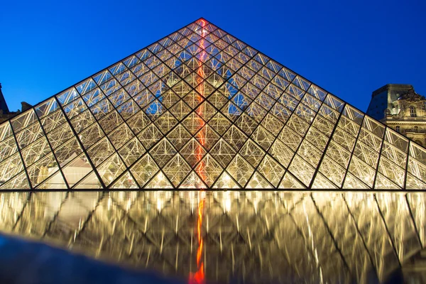 Louvre Múzeum-éjszaka — Stock Fotó