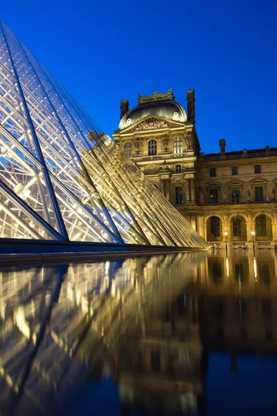 Museo del Louvre di notte — Foto Stock
