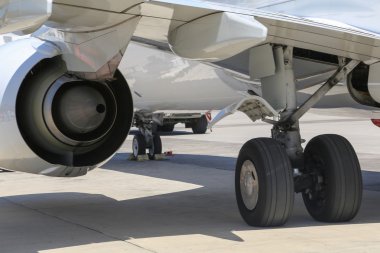 Uçak tekerlek ve motoru