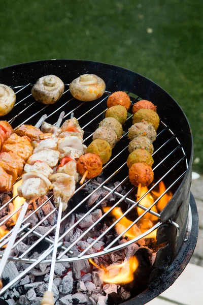 Carne Parrilla Una Barbacoa Verano Jardín — Foto de Stock