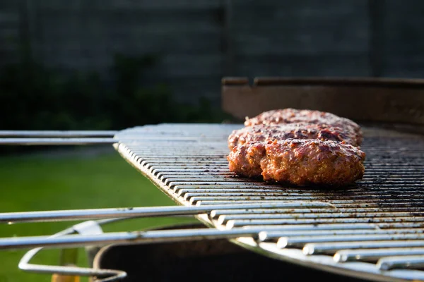 庭の夏のバーベキューで肉を焼く — ストック写真