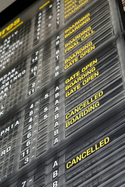 フライト情報が記載されたターミナルの空港出発ボード — ストック写真
