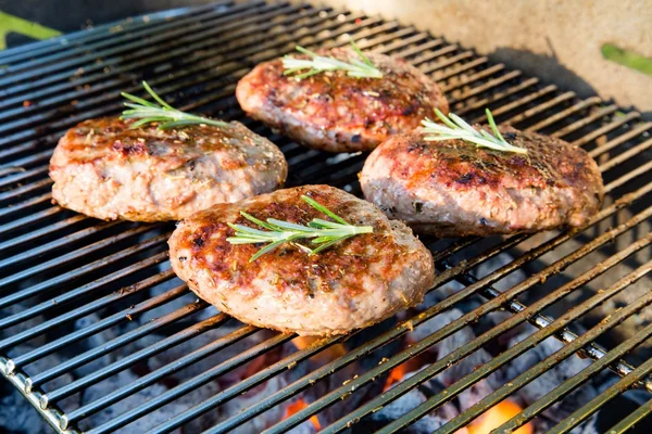 Barbacoa en el jardín — Foto de Stock