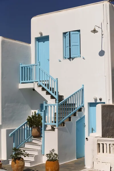 Portas gregas azuis e janelas — Fotografia de Stock