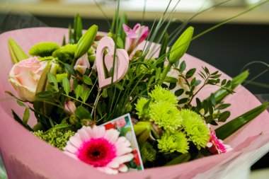 Romantik kalp ile çiçek buketi