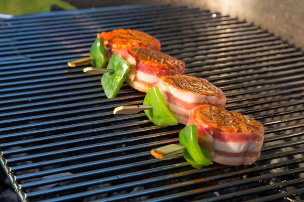 Grill i trädgården — Stockfoto