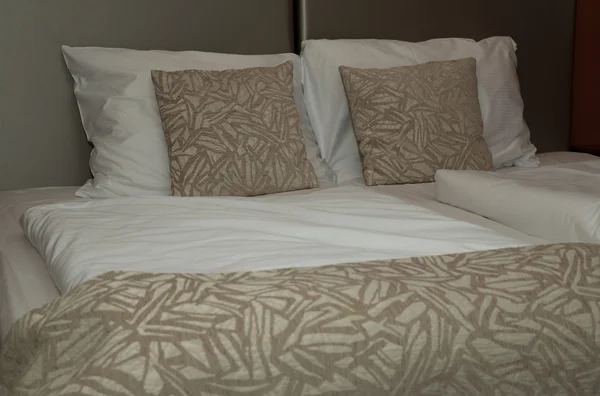 ホテルのベッドの部屋 ロイヤリティフリーのストック写真