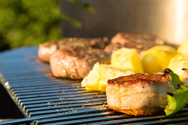 Grill i trädgården — Stockfoto