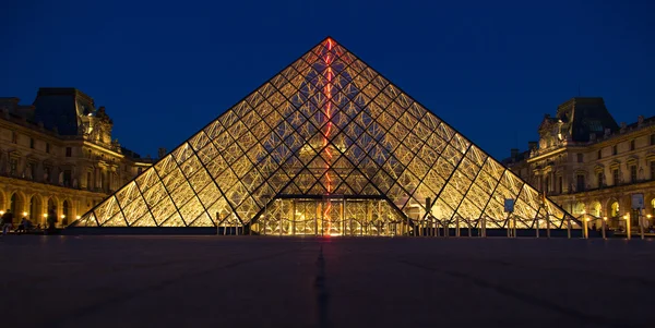 Louvre Müzesi tarafından gece — Stok fotoğraf