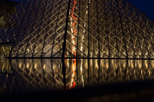밤에 의해 루브르 박물관 — 스톡 사진