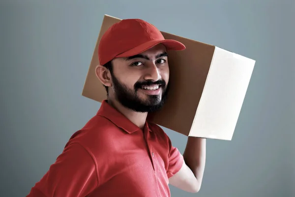 Sorrindo Homem Entrega Segurando Caixa Papelão — Fotografia de Stock