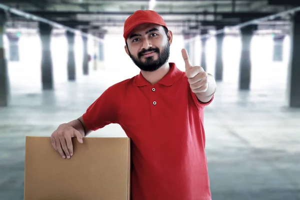 Sorrindo Homem Entrega Segurando Caixa Papelão — Fotografia de Stock