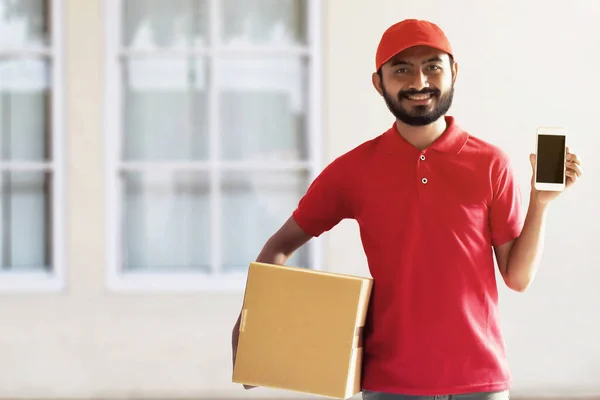 Sorrindo Homem Entrega Segurando Caixa Papelão — Fotografia de Stock