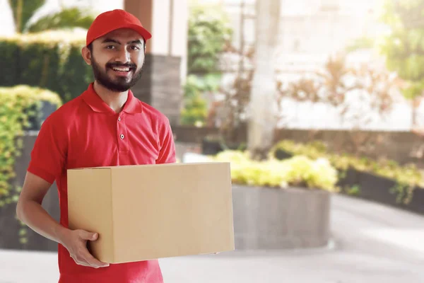 Sorrindo Homem Entrega Segurando Caixa Papelão — Fotografia de Stock