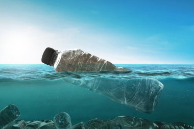 Okyanusta plastik şişe