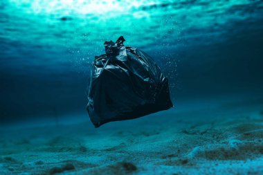 Okyanusta plastik torba