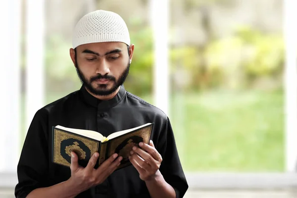 Θρησκευτικός Ασιάτης Μουσουλμάνος Που Διαβάζει Κοράνι — Φωτογραφία Αρχείου