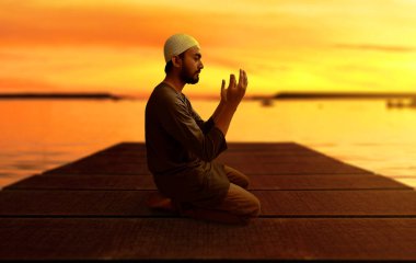 Dindar Asyalı Müslüman adam dua ediyor.