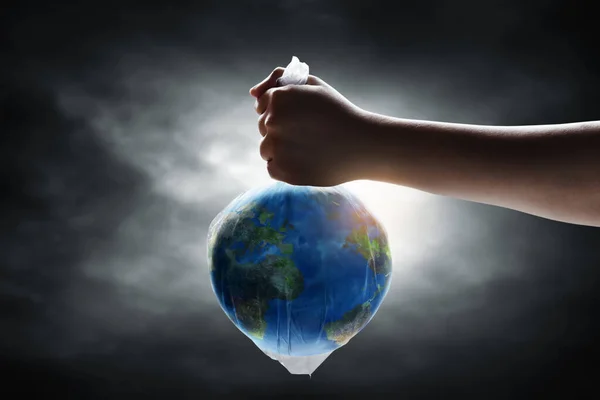 Рука Держит Планету Земля Пластике — стоковое фото