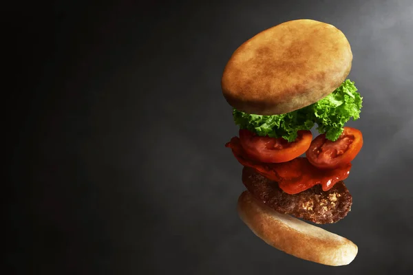 Verse Smakelijke Hamburger Donkere Achtergrond — Stockfoto